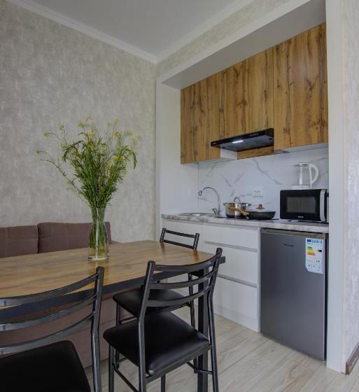 اتاق استاندارد با چشم‌انداز دریاچه, Novel Hotel And Apartments