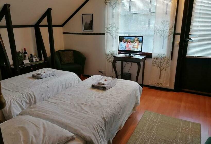 Номер Стандарт с Балконом, Cronin S Guesthouse Bed & Breakfast