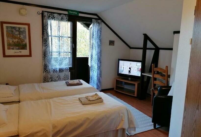 Номер Стандарт с Балконом, Cronin S Guesthouse Bed & Breakfast
