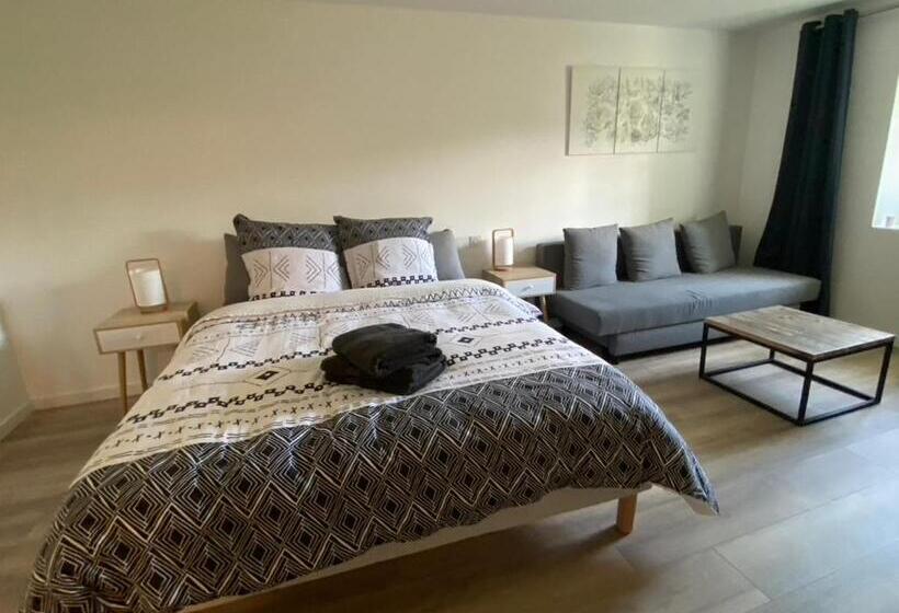 اتاق استاندارد با چشم‌انداز استخر, Chez Odette Cypres De Provence