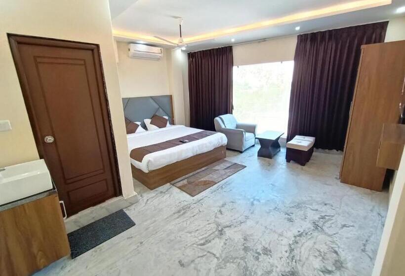 豪华三人间, Super Oyo Hotel Danish Dreamstay