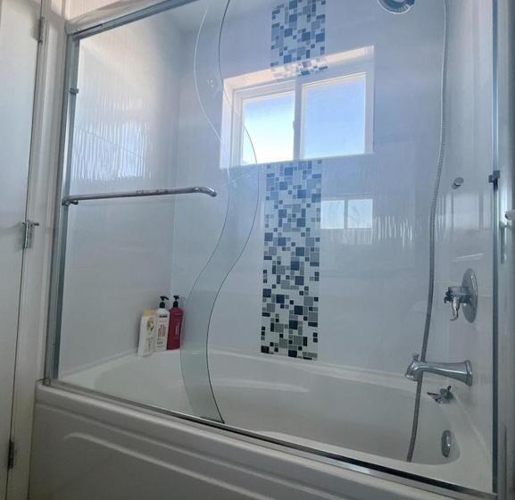 Номер Стандарт, Comfy Private Room & Bath Near Skytrain Metrotown