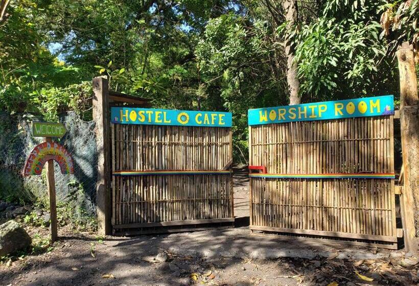 정원 전망 4인용 스탠다드 룸, Rainbow Caravan Hostel
