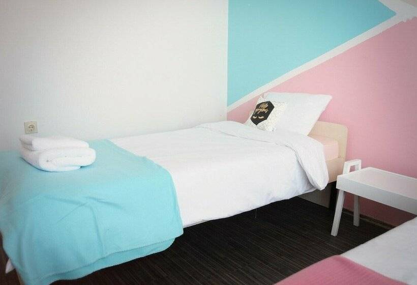 اتاق استاندارد با سرویس بهداشتی مشترک, Voyage Hostel