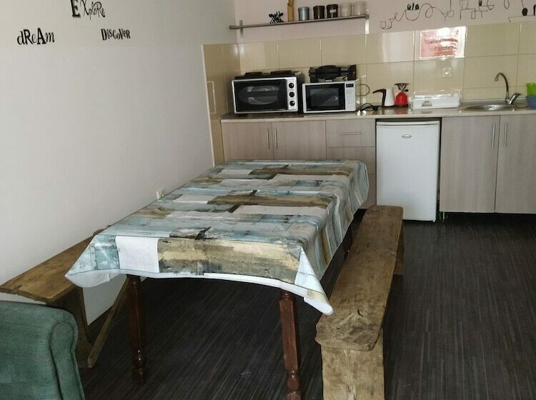 اتاق استاندارد با سرویس بهداشتی مشترک, Voyage Hostel