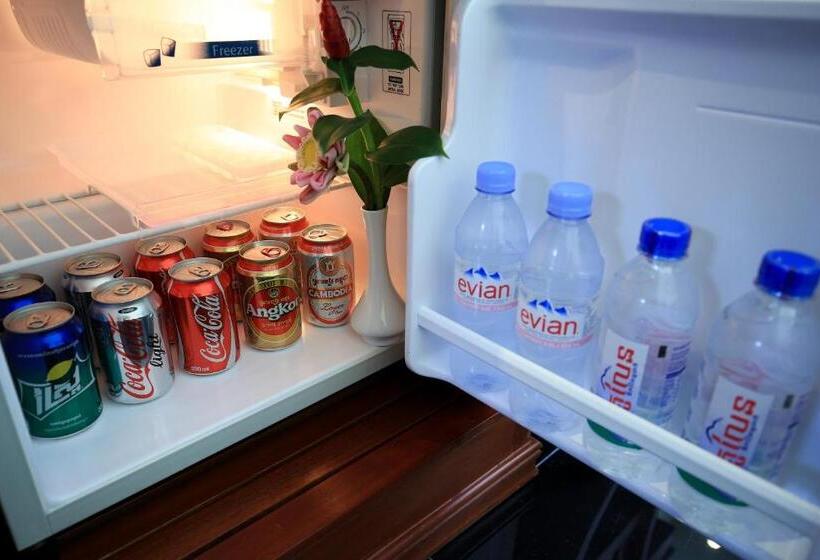 プールの見えるスタンダードトリプルルーム, Chheng Residence
