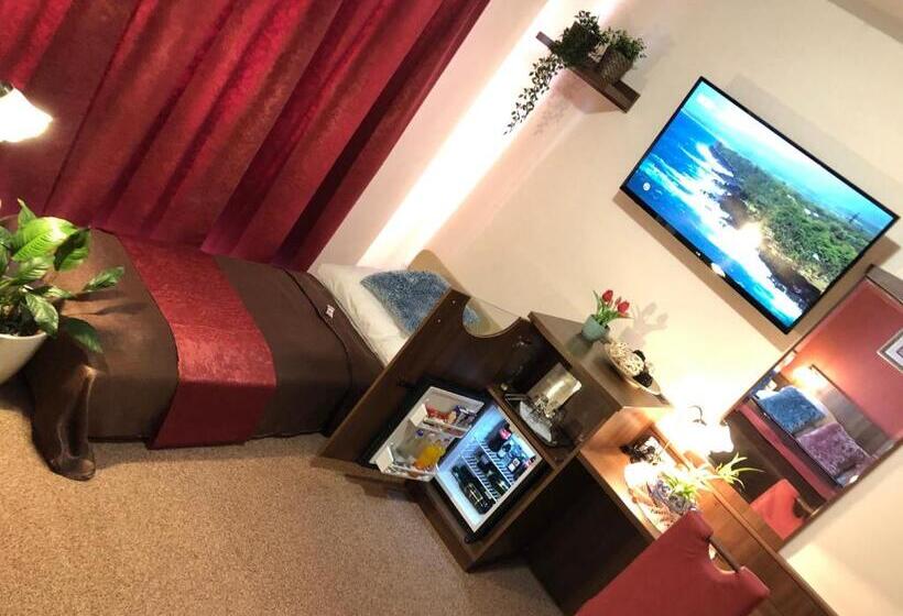 Номер Deluxe, Ambrózia étterem és Panzió
