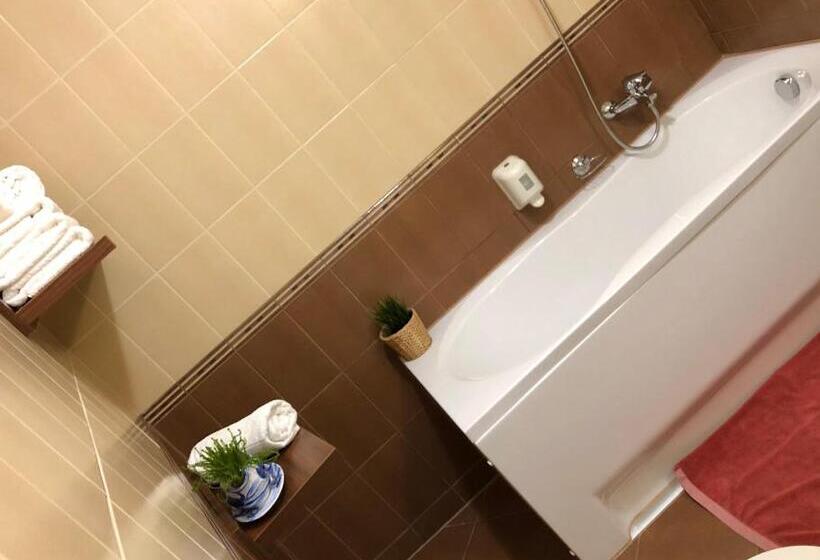 Номер Deluxe, Ambrózia étterem és Panzió