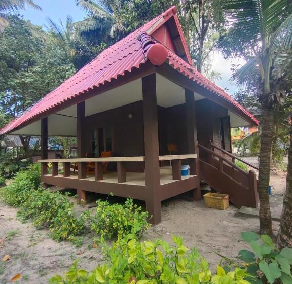 디럭스 룸 킹사이즈 침대, Phayam Coconut Beach Resort
