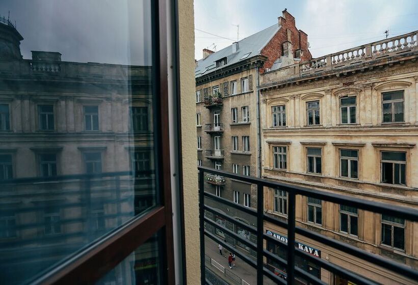 غرفة قياسية مزوَّدة بشُرفة, Jam Hotel Hnatyuka