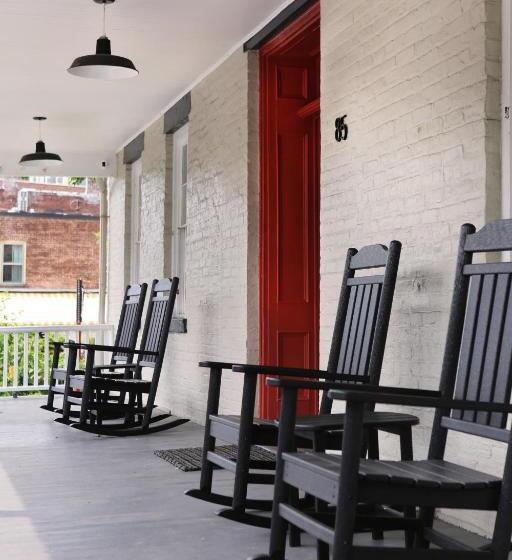 スタンダードトリプルルーム, Kingston Carriage House