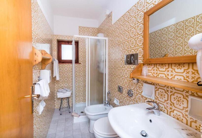 اتاق استاندارد چهارنفره با بالکن, Valgranda Wellness & Spa