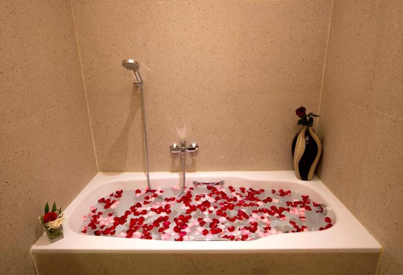 Полулюкс, Ayaartta Hotel Malioboro