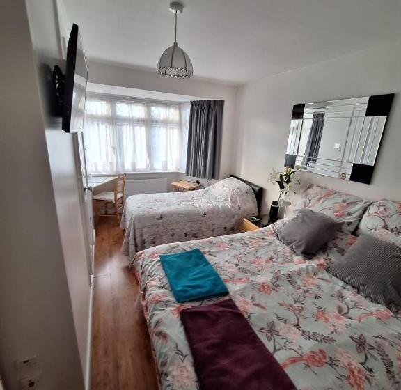Трехместный Номер Классика, Harrow B & B