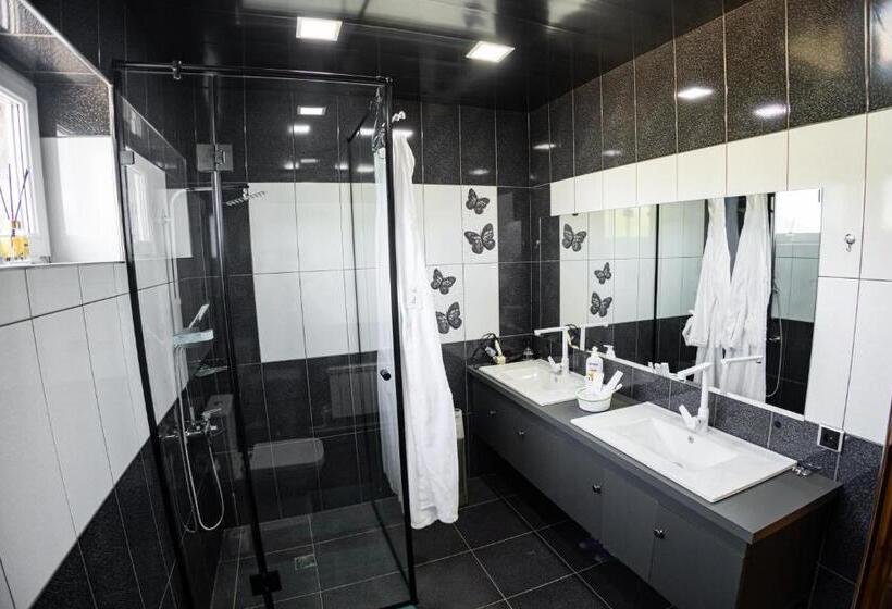 اتاق استاندارد با چشم‌انداز کوهستان, Lily S Guest House