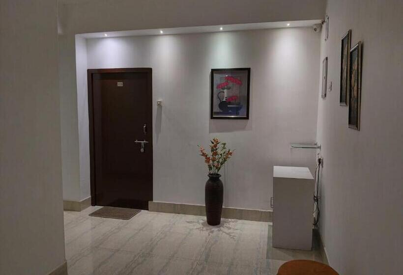 行政三人间, The Executive Inn