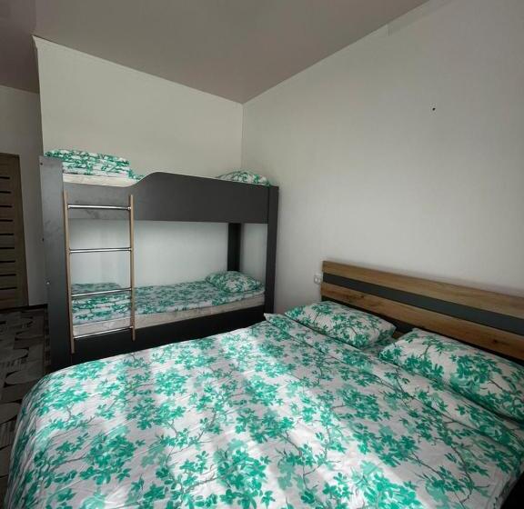 اتاق استاندارد چهار تخته, Nomad  Guest House