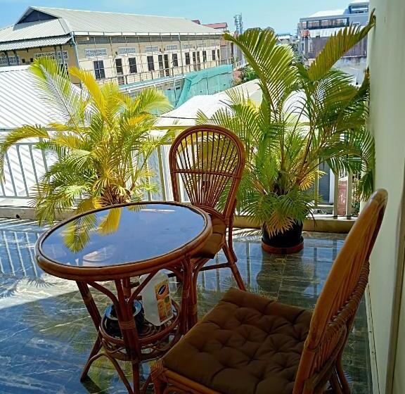 غرفة قياسية فردية, Kol House