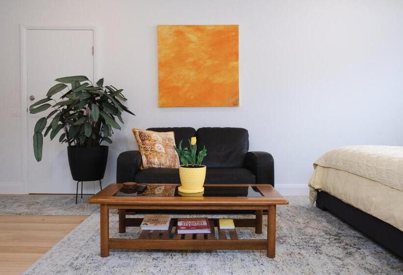 חדר דחוקס עם מיטת קינג, Port Fairy Bnb   The Yellow Suite