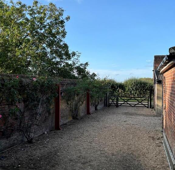 四人标准间, Highfield Farm