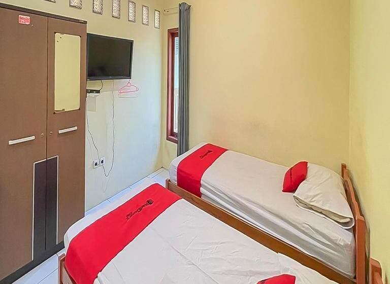 Номер Deluxe, Reddoorz At Wahidin Street Cirebon