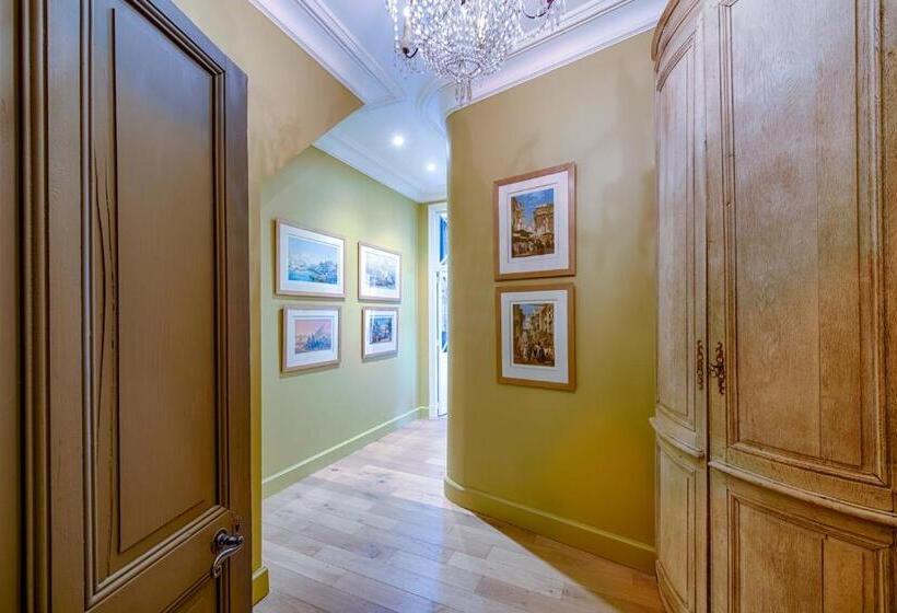 Люкс Вид на Сад, La Divine Comédie Suites Deluxe