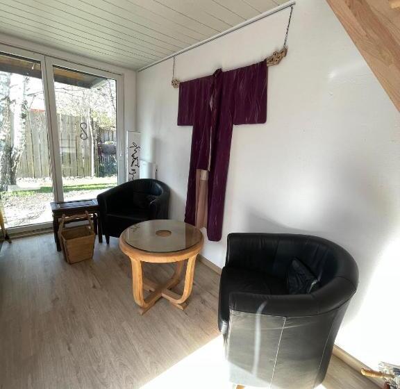بانگلوی استاندارد, Crazy Lounge B&b