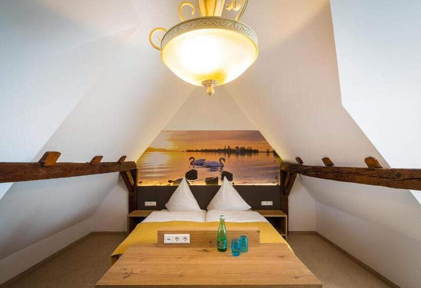 اتاق لوکس, Alte Schule