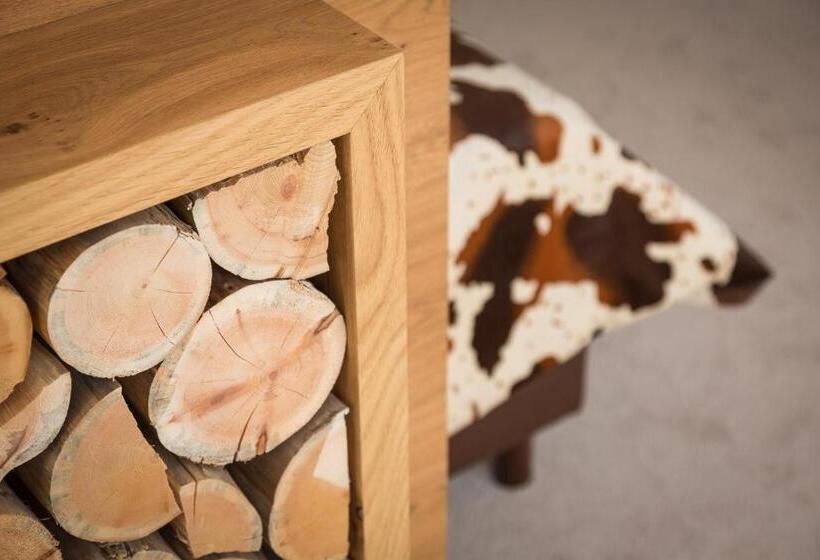 اتاق لوکس, Alte Schule