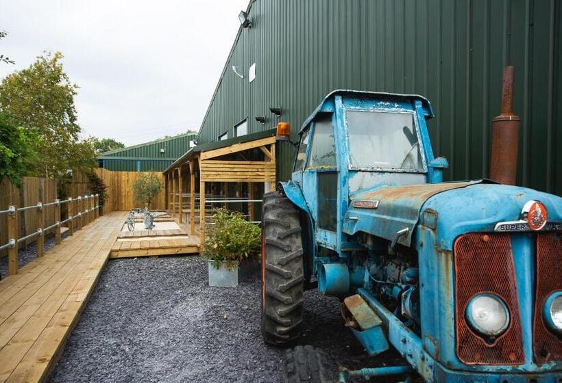 إستديو عائلى, Owen House Farm