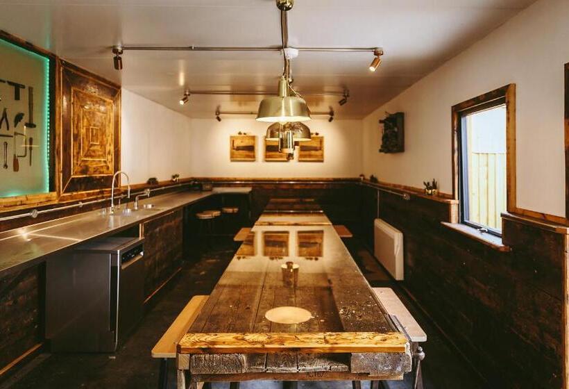 إستديو عائلى, Owen House Farm