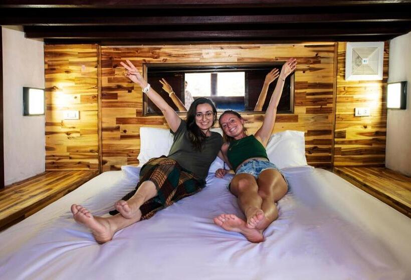 Кровать в Общей Комнате, Mad Monkey Luang Prabang