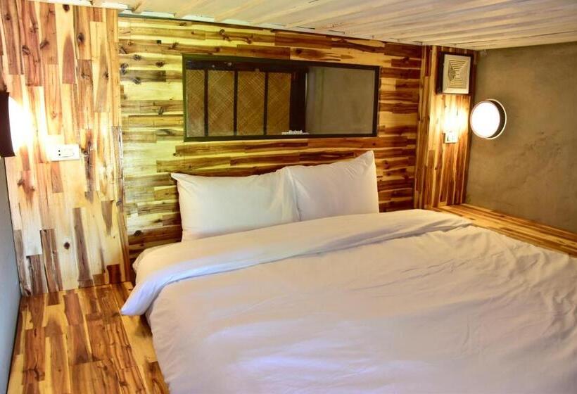 Кровать в Общей Комнате, Mad Monkey Luang Prabang