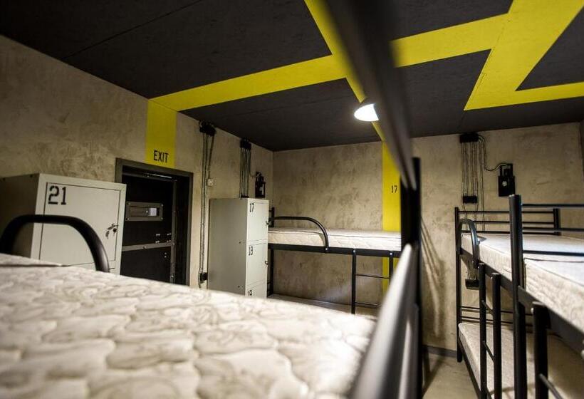 سرير فى غرفة مشتركه, Lviv Loft Prison