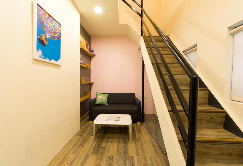 اتاق استاندارد سه نفره, W Hostel