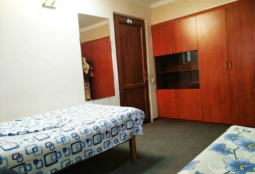 اتاق ساده سه‌ نفره, Hostel Sakharov & Tours