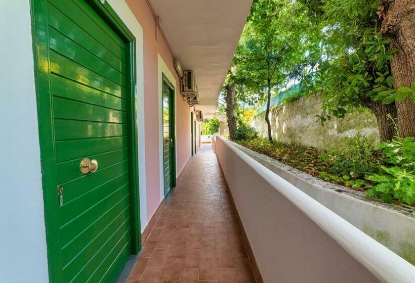 Номер Стандарт, Albergo Le Querce