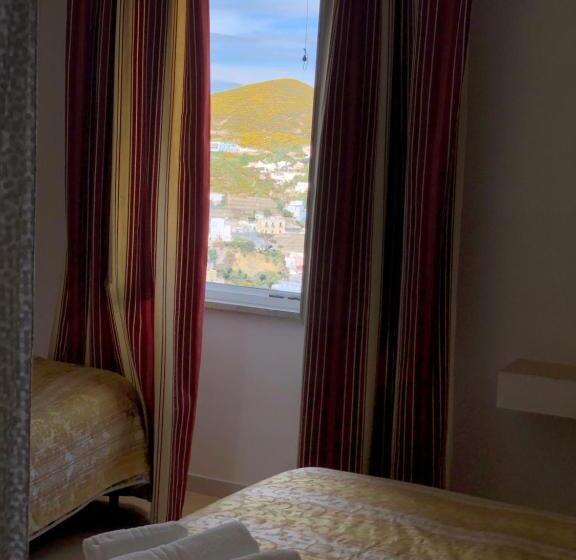 オーシャンビューのデラックストリプルルーム, Villa Adele Ponza