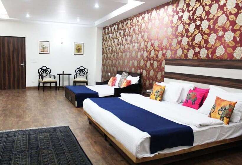 家庭套房, Adhunik Hotel Behror