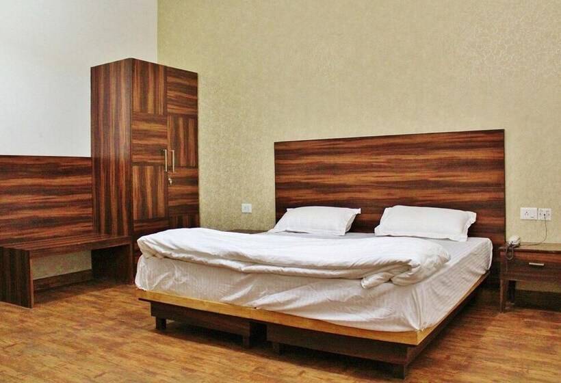 家庭套房, Adhunik Hotel Behror