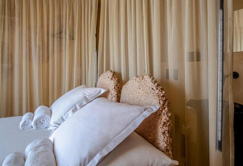 Номер Стандарт, Hôtel La Reine Jane