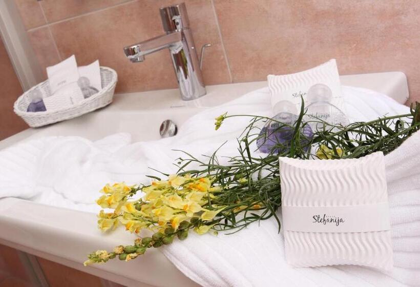 اتاق استاندارد با بالکن و چشم‌انداز دریا, Villa Stefanija Small Boutique Hotel&restaurant