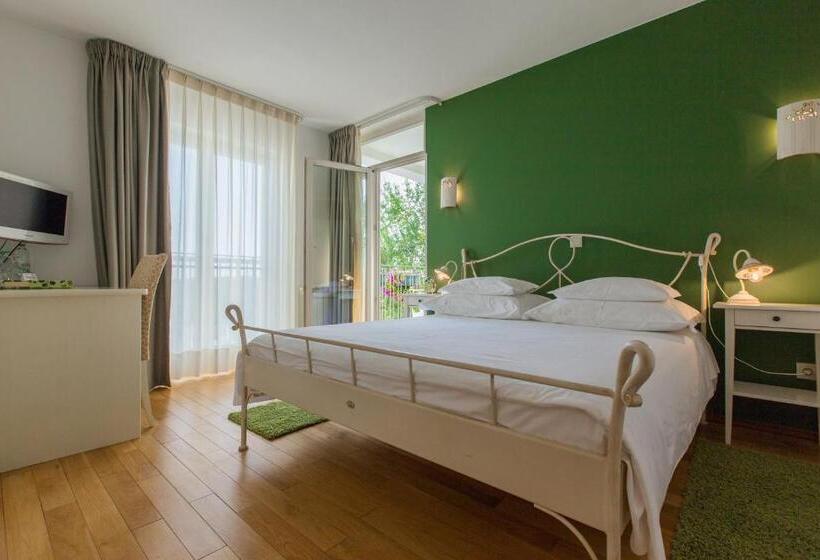 اتاق استاندارد با بالکن و چشم‌انداز دریا, Villa Stefanija Small Boutique Hotel&restaurant