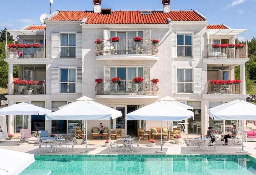 اتاق سوپریور با چشم‌انداز دریا و بالکن, Villa Stefanija Small Boutique Hotel&restaurant