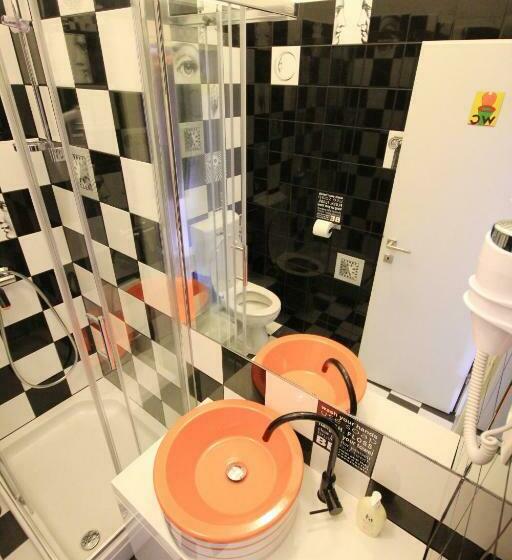 اتاق لوکس, The Hostel
