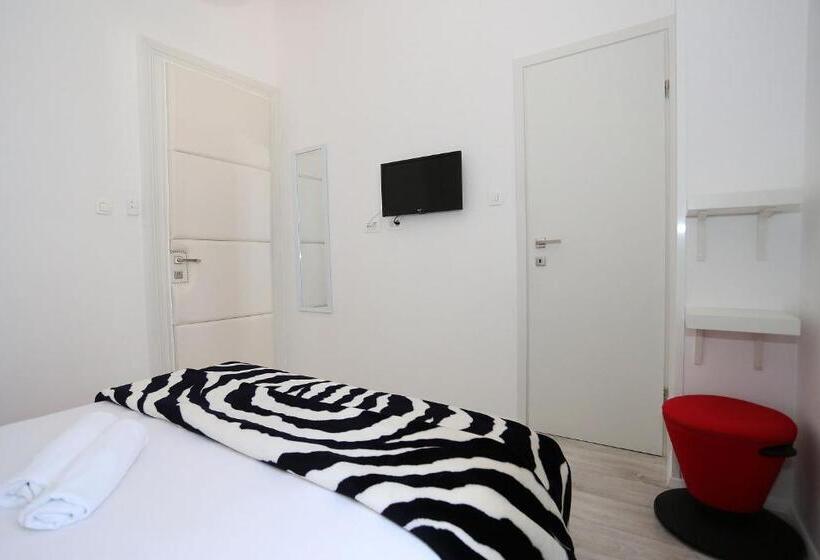 اتاق راحتی, The Hostel