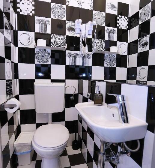 اتاق استاندارد با چشم‌انداز باغ, The Hostel