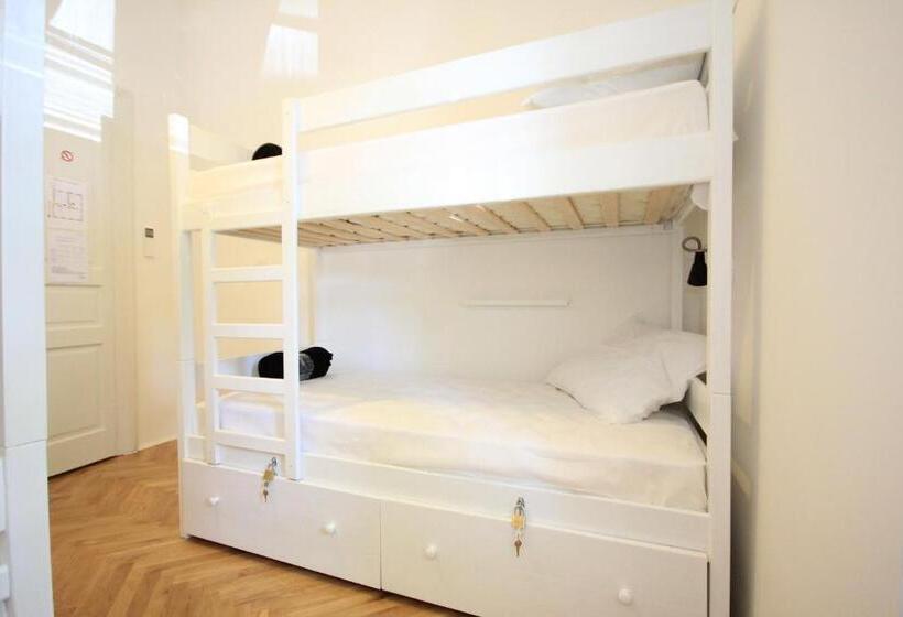 Bed in Shared Room with Shared Bathroom, The Hostel