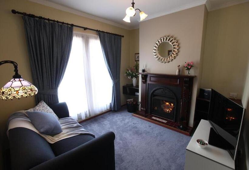 스탠다드 스튜디오, Wine And Roses Bed And Breakfast
