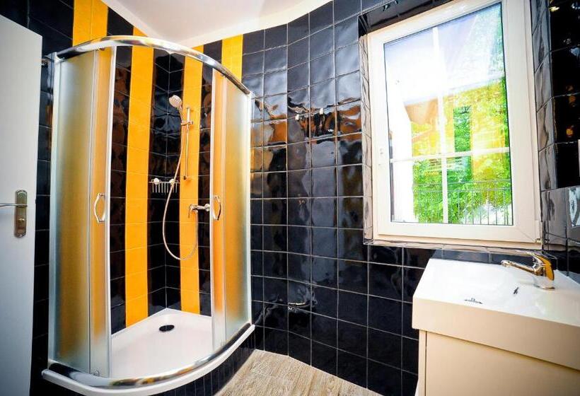 اتاق استاندارد چهار تخته, World Hostel   Old Town